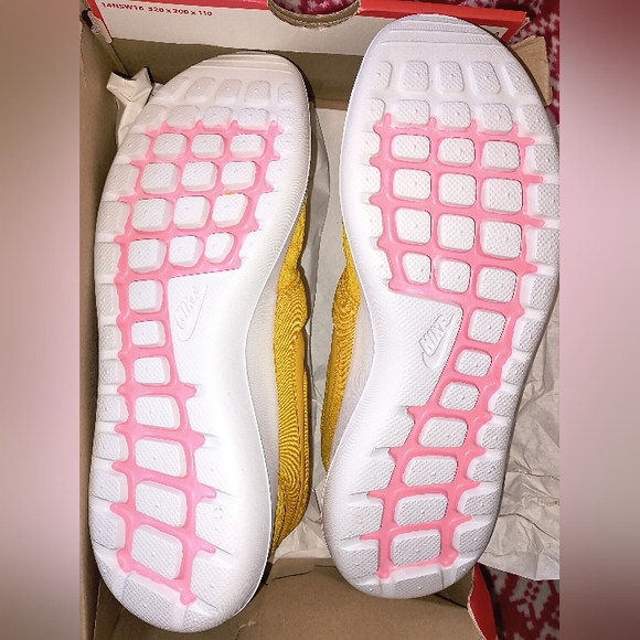 Nike Shoes Nike Roshe Two SE Women's, Size 9, Gold - Picture 9 of 9